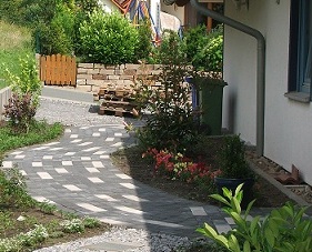 gepflasterter Weg