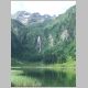 See mit Wasserfall im Hintergrund