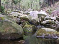 Oker mit Felsen