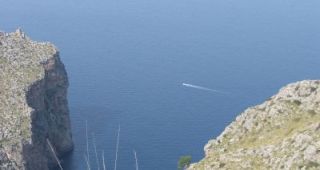 Boot von oben auf dem Meer