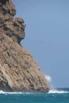 Küste mit brechenden Wellen